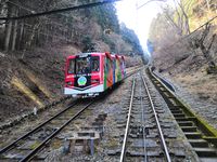 Funiculaire de Mitake croisant une voiture rouge