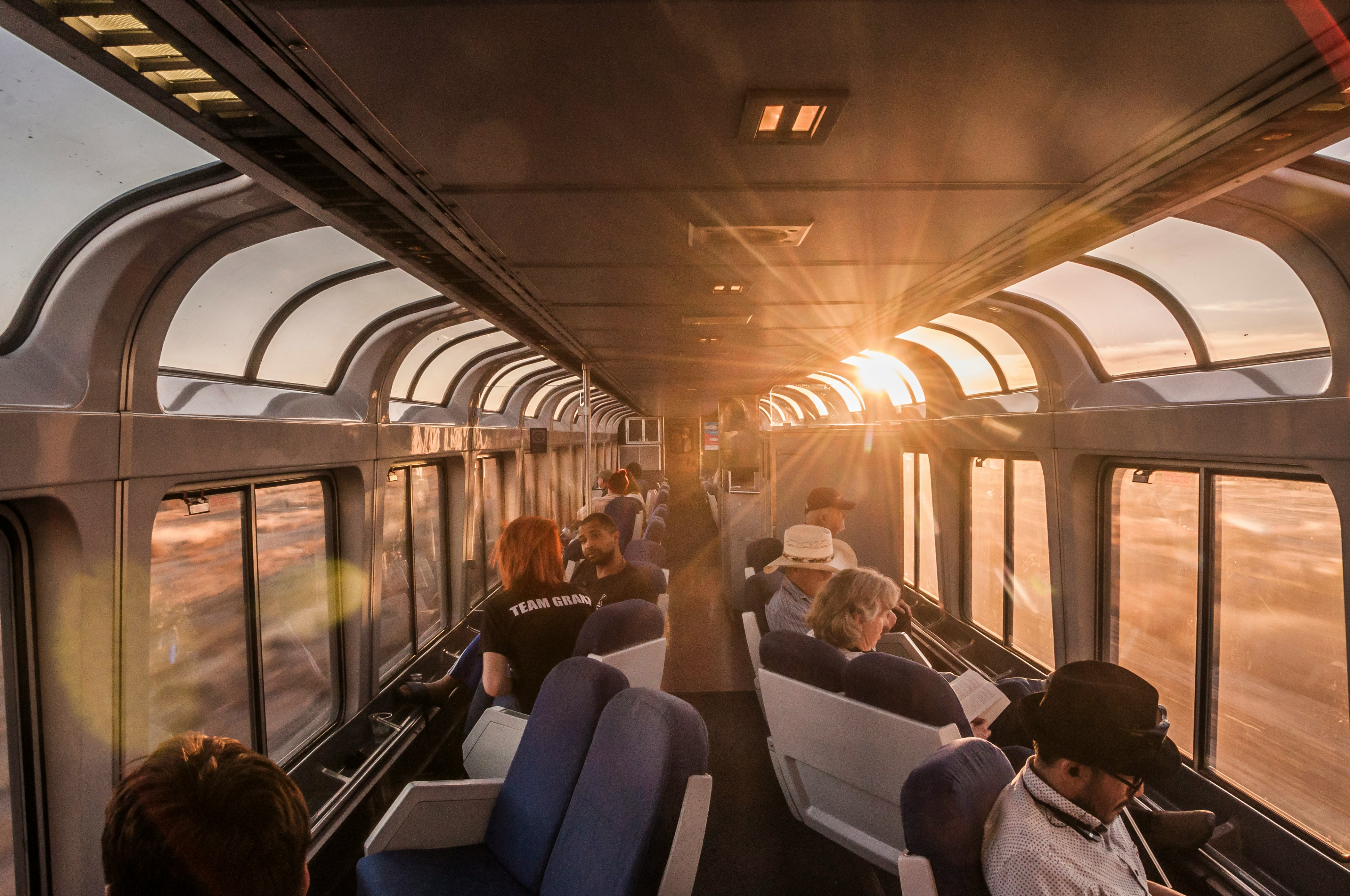 Train travel (Photo: Daphne Fecheyr, Unsplash)