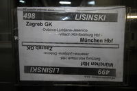 Panneau Lisinski 498/499 Zagreb HK (Croatie) ⇄ München Hbf (Allemagne) via Dobova, Ljubljana, Jesenice, Villach Hbf, et Salzburg Hbf