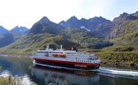 Passage du ferry Hurtigruten dans un fjord à Raftsundet, Norvège