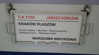 Panneau « TLK 31102 Janusz Korczak Kraków Płaszów Warszawa Wschodnia » sur un wagon du train Cracovie ⇄ Varsovie (Pologne)
