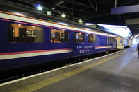 Extérieur d’une voiture de sièges du train de nuit Caledonian Sleeper en gare de London Euston