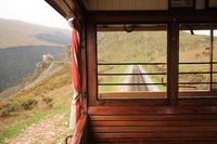 Vue de la voie ferrée depuis un wagon du train de la Rhune