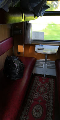 Compartiment de 4 couchettes première classe dans le train Brest ⇄ Minsk avec tapis et tablette
