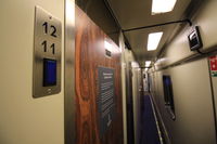 Couloir du Caledonian Sleeper dans un wagon de cabines ; on note l’étroitesse du couloir