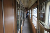 Couloir d’un wagon de seconde classe non rénové dans le train Belgrade (Serbie) à Podgorica (Monténégro)