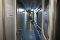 Couloir d’un wagon de cabines individuelles dans le train de nuit 498 Zagreb (Croatie) ⇄ München (Allemagne)