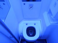 Toilettes Frecciarossa avec effet bleuté