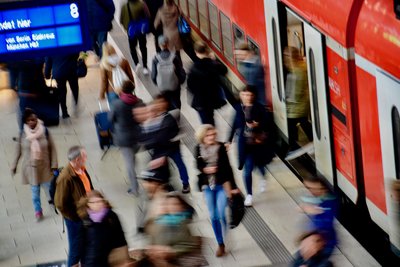 Passagers sur le quai de la gare centrale de Hambourg