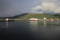 Navire Hurtigruten Richard With quittant Tromsø sous le pont Sandnessund