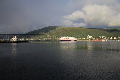 Hurtigruten sous le pont Sandnessund à Tromsø
