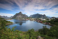 Vue de l’île Moskenesøya dans l’archipel des îles Lofoten (Norvège)