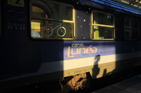 Logo Corail Lunéa et pictogramme vélo sur le train de nuit « Intercités de Nuit » Paris ➔ Perpignan ➔ Port-Bou, en gare de Perpignan