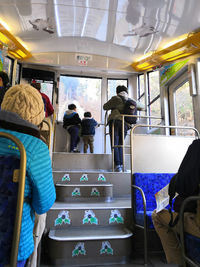 Intérieur du funiculaire de Mitake (御岳登山鉄道) à l’ouest de Tokyo