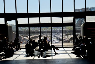 Intérieur de la gare d’Oslo au-dessus des voies ferrées