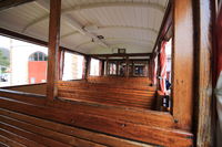 Banquettes en bois et absence de vitres aux fenêtres dans un wagon du train de la Rhune