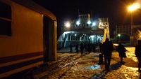 Train Istanbul – Téhéran devant le ferry du lac de Van (Turquie) ; le wagon s’apprête à monter sur le bateau