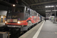 Locomotive du train de nuit EN463 Kálmán Imre de Munich à Budapest au départ en gare de München Hauptbahnhof