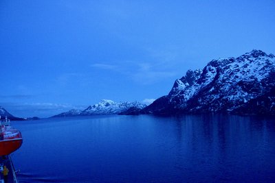 Fjord des îles Lofoten (Norvège) depuis l’express côtier norvégien Hurtigruten
