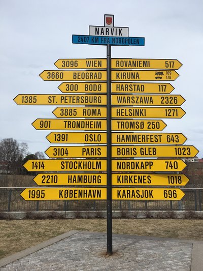 Panneau 2407km fra Nordpolen à Narvik (Norvège)