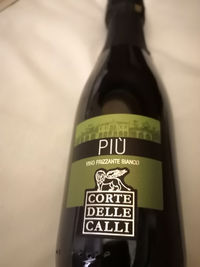 Bouteille de vin Vino Frizzante Bianco Corte Delle Calli offerte en cabine individuelle dans le train de nuit NightJet NJ464 Graz ⇄ Zurich