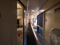 Couloir au sein d’une voiture cabines privées dans le train de nuit NightJet NJ464 Graz ⇄ Zurich