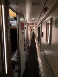 Couloir d’une voiture couchettes à bord du train de nuit NightJet NJ464 Graz ⇄ Zurich