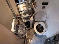 Douche et toilettes privées dans une cabine individuelle à bord du train de nuit NightJet NJ464