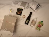 Kit nuit comprenant savon, serviette mais aussi bouteille d’eau, compote de pommes, vin et bretzels dans une cabine individuelle à bord du train de nuit NightJet NJ464 Graz ⇄ Zurich
