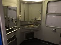 Lavabo dans les toilettes pour personnes à mobilité réduite à bord du train de nuit NightJet NJ464