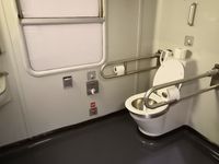 Toilettes pour personnes à mobilité réduite à bord du train de nuit NightJet NJ464