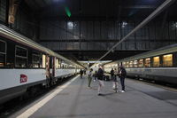 Deux trains de nuit au départ de Paris Austerlitz. À gauche, le train Intercités de nuit 4055 Paris ➔ Irun