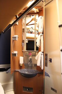 Lavabo individuel dans une cabine de première classe du train de nuit Paris – Munich