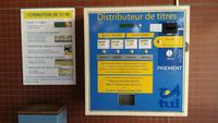 Vue d’un distributeur de titres de transport dans la station Gare du funiculaire Poma 2000 de Laon