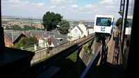 Arrivée d’une cabine à la station Hôtel de ville, terminus haut du funiculaire Poma 2000 de Laon