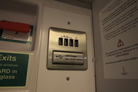 Prises USB (dont une compatible tablette) dans une cabine double à bord du train de nuit Caledonian Sleeper reliant Londres à Édimbourg, Glasgow et Fort William en Écosse