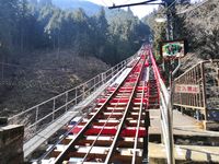 Voie ferrée du funiculaire de Mitake (御岳登山鉄道) vue depuis la gare de 滝本駅