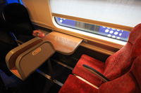 Duo de sièges avec table et prise électrique en seconde classe du train Londres ↔ Glasgow de Virgin Trains