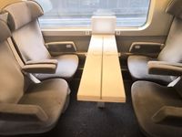 Carré quatre sièges en première classe à bord d’un TGV Lyria Zurich ⇄ Paris