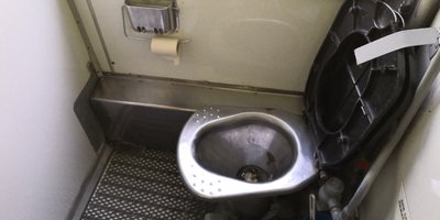 Toilettes dans une ancienne voiture