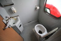 Toilettes non rénovées à bord du train de Belgrade (Serbie) à Podgorica (Monténégro)