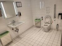 Toilettes accessibles à mobilité réduite (Navire Vesterålen, Hurtigruten norvégien)