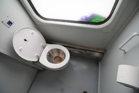 Toilettes non rénovées à bord du train de Belgrade (Serbie) à Podgorica (Monténégro)