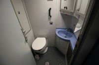 Toilettes dans une voiture cabines couchettes du train de nuit 498 Zagreb (Croatie) ⇄ München (Allemagne)