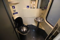 Toilettes à bord du train de nuit EN463 Kálmán Imre de Munich à Budapest