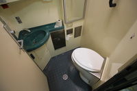 Toilettes dans une voiture compartiments couchettes du train de nuit 498 Zagreb (Croatie) ⇄ München (Allemagne)