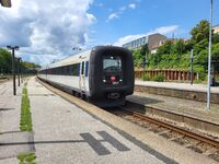 Arrivée d’un train DSB à destination de Aalborg Lufthavn en gare d’Aarhus (Danemark)