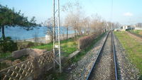 Vu de la voie depuis le train Bosphore Express en banlieue d’Istanbul (Turquie)