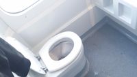 Toilettes donnant sur la voie dans le train Cracovie ⇄ Varsovie (Pologne)