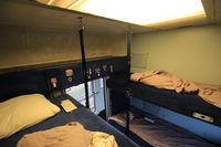 Vue des couchettes hautes du train de nuit Paris ➔ Saint-Jean-de-Luz ➔ Irun, dans un compartiment 6 couchettes